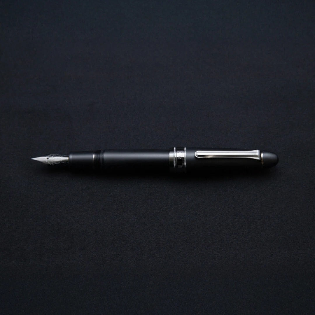 Nagasawa PenStyle DEN Exclusive Edition: Black Sailor Fountain Pen with 21K Gold Nib (M/B Tip Grades)
