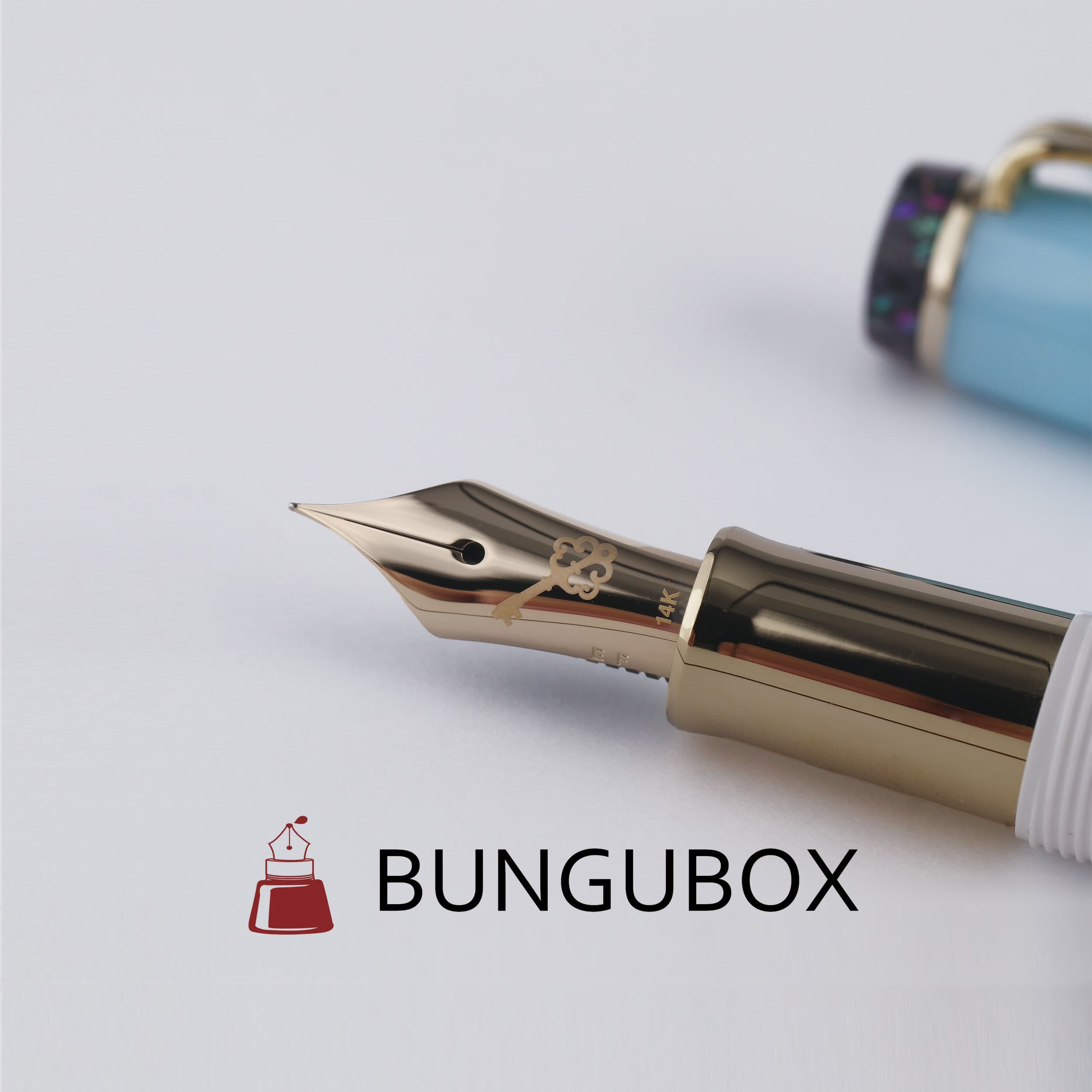 BUNGUBOX Alice 14K Gold Low Center of Gravity Mother-of-Pearl Crown Short Fountain Pen (Sailor Short Model)