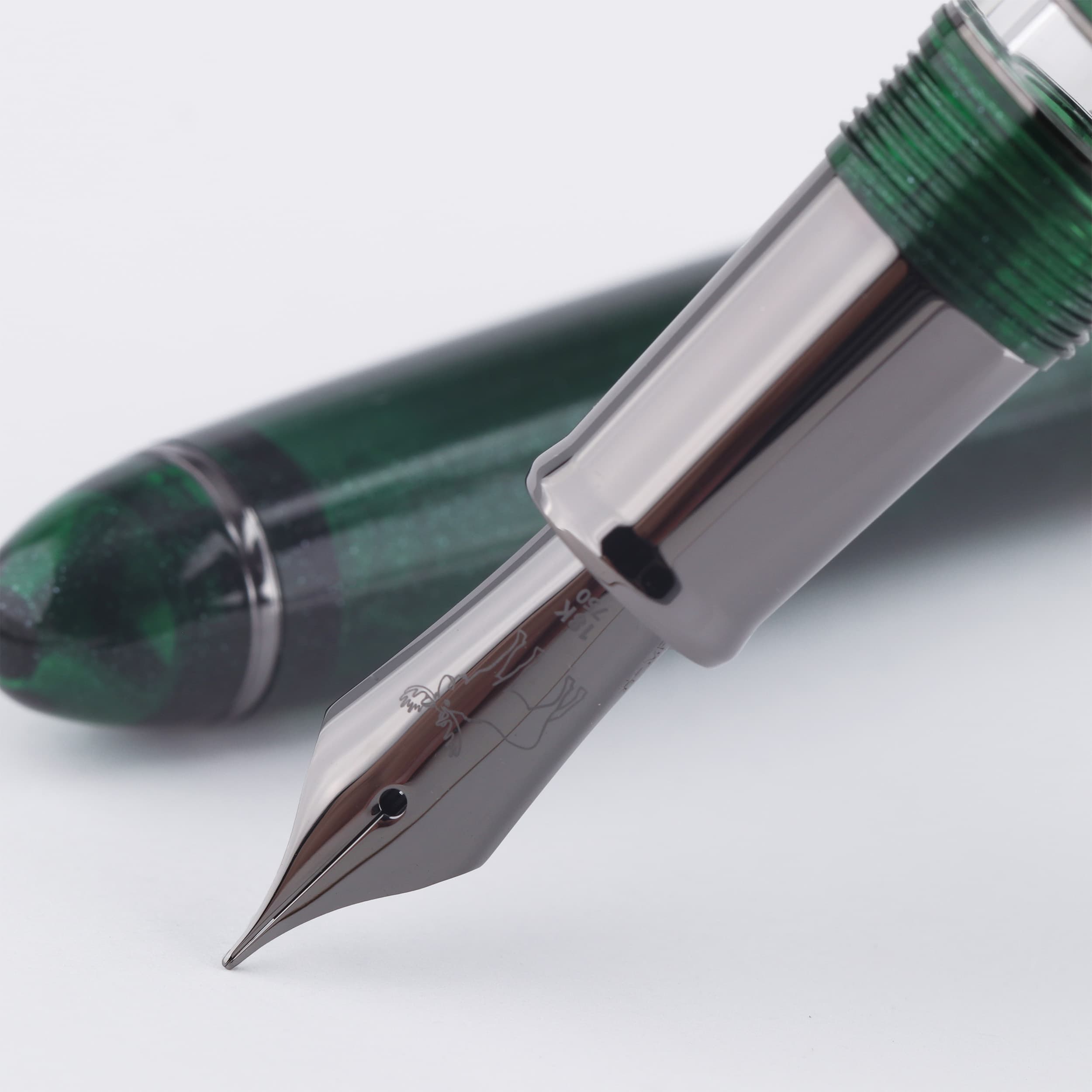 BUNGUBOX Original Large Fountain Pen Norwegian Wood 18K Gold Low Center of Gravity Section